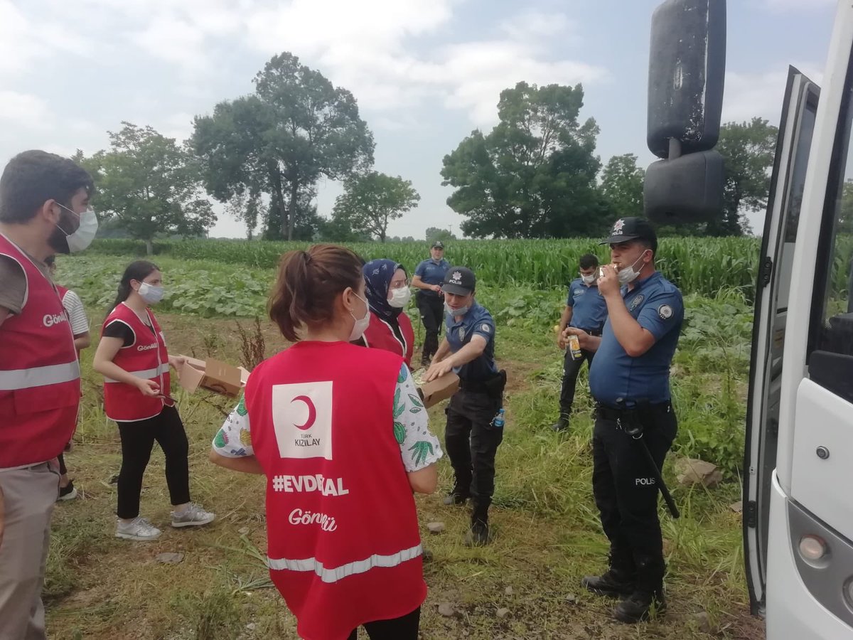 genckizilay54's tweet photo. Hendek ilçemizde bulunan  havai fişek fabrikasında meydana gelen patlamada  bütün acil ekipleriyle birlikte anında müdahale etmek üzere olay yerindeyiz. https://t.co/zpE9IXwxAl