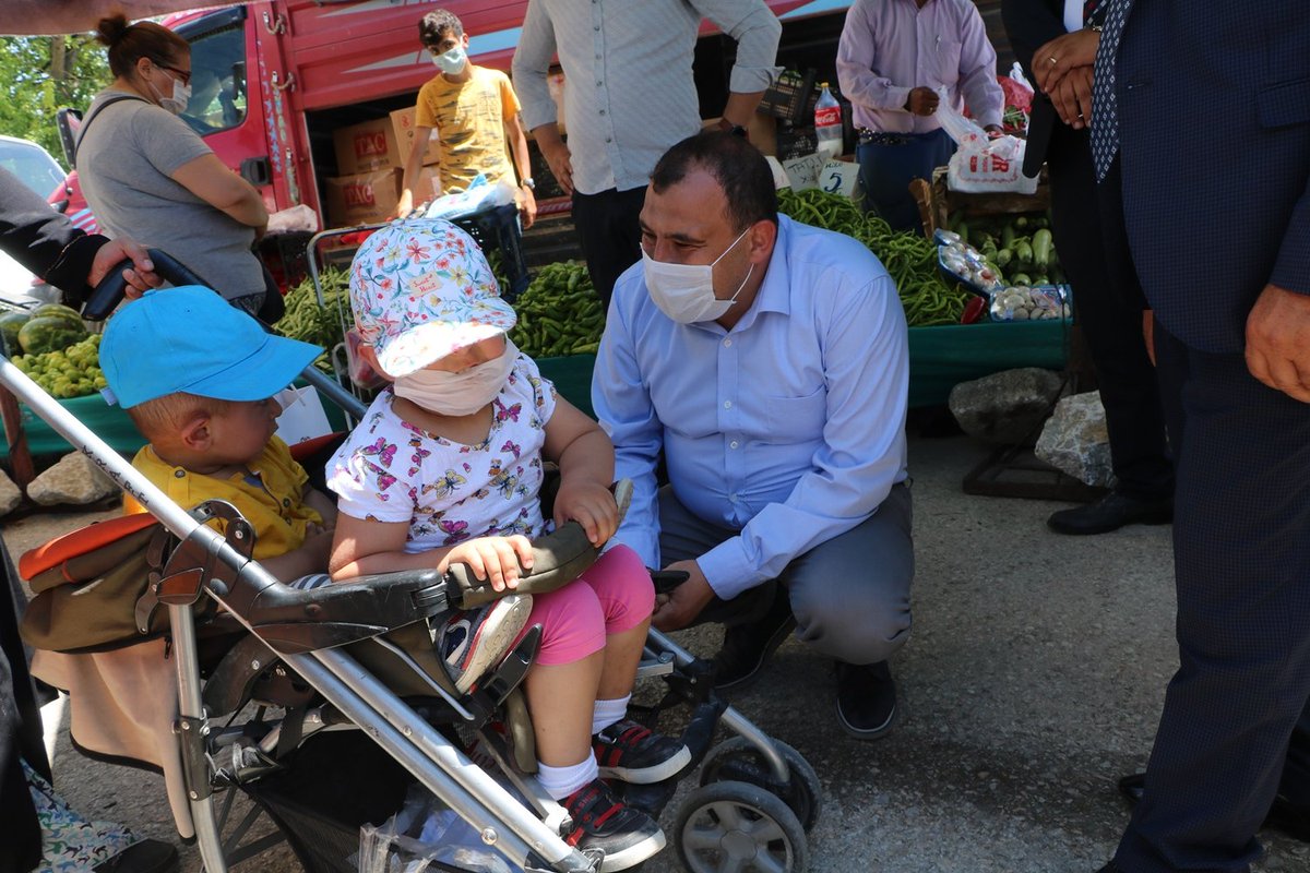 Adembarisaskin's tweet photo. Esnaflarımızı ziyaret ettik.Hepimizin sağlıgı için Sosyal mesafe kurallarına uyulması ve maske takılması konusunda tedbirleri elden bırakmayarak maske dağıtımı gerçekleştirdik.Hepsine hayırlı, bereketli bol kazançlar diliyorum. https://t.co/TdyMxUWprT
