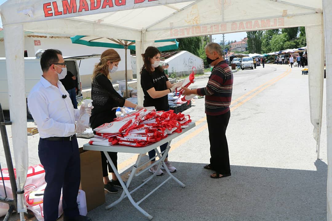 Adembarisaskin's tweet photo. Esnaflarımızı ziyaret ettik.Hepimizin sağlıgı için Sosyal mesafe kurallarına uyulması ve maske takılması konusunda tedbirleri elden bırakmayarak maske dağıtımı gerçekleştirdik.Hepsine hayırlı, bereketli bol kazançlar diliyorum. https://t.co/TdyMxUWprT