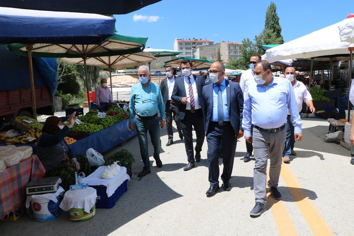 Adembarisaskin's tweet photo. Esnaflarımızı ziyaret ettik.Hepimizin sağlıgı için Sosyal mesafe kurallarına uyulması ve maske takılması konusunda tedbirleri elden bırakmayarak maske dağıtımı gerçekleştirdik.Hepsine hayırlı, bereketli bol kazançlar diliyorum. https://t.co/TdyMxUWprT