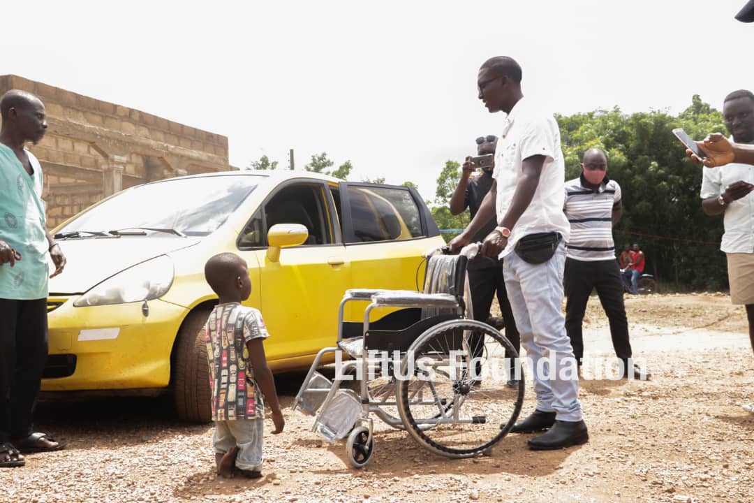 lusfoundation's tweet photo. Delivering mobility for a smile and thumbs up #LIFTUSFOUNDATION https://t.co/s0bGji4sss