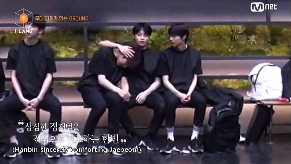 enhypenturkeyy's tweet image. [😥] Jaebeom sözleri unuttuğu için ağladı.Hanbin ona destek verdi ve ağlama ben senin yanındayım dedi.

#Jaebeom #Hanbin #StayWithILAND