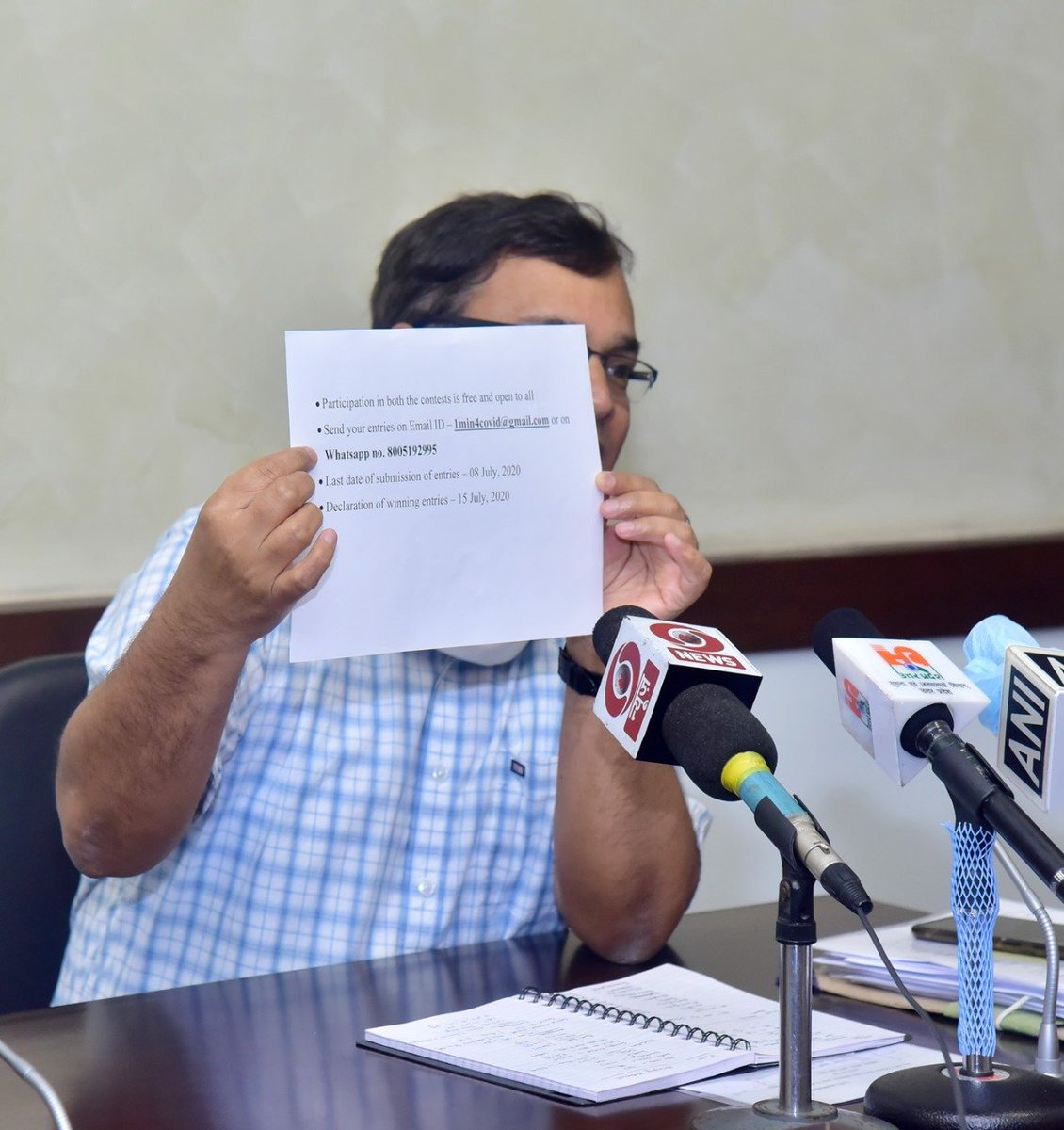 UPGovt's tweet image. कोरोना के सम्बन्ध में 150 शब्द तक का आइडिया लिखकर भेज सकते हैं। इसमें भी सर्वश्रेष्ठ 10 आइडिया को ₹10 हजार का इनाम दिया जाएगा। इन प्रविष्टियों को व्हाट्सएप नंबर- 8005192995 एवं ईमेल- 1min4covid@gmail.com पर भेजा जा सकता है: ACS, चिकित्सा एवं स्वास्थ्य श्री अमित मोहन प्रसाद जी
