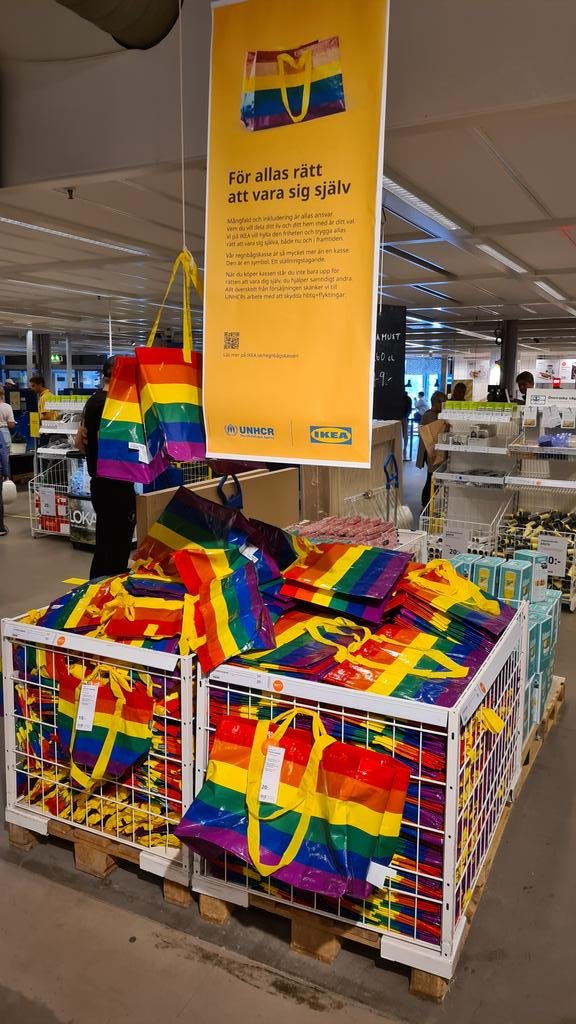 SamKlebanov's tweet photo. Хорошие в шведской IKEA сумки для покупателей, правда? https://t.co/gwe8jTTion