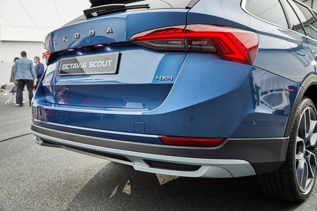 skodaautonews's tweet photo. Distinct front and rear bumpers, each with aluminium-look underbody protection, and an additional black plastic trim on the wheel arches, side sills and at the bottom of the door protect the new #SKODA #OctaviaScout’s body & shape its appearance. https://t.co/PBKkFW6lET