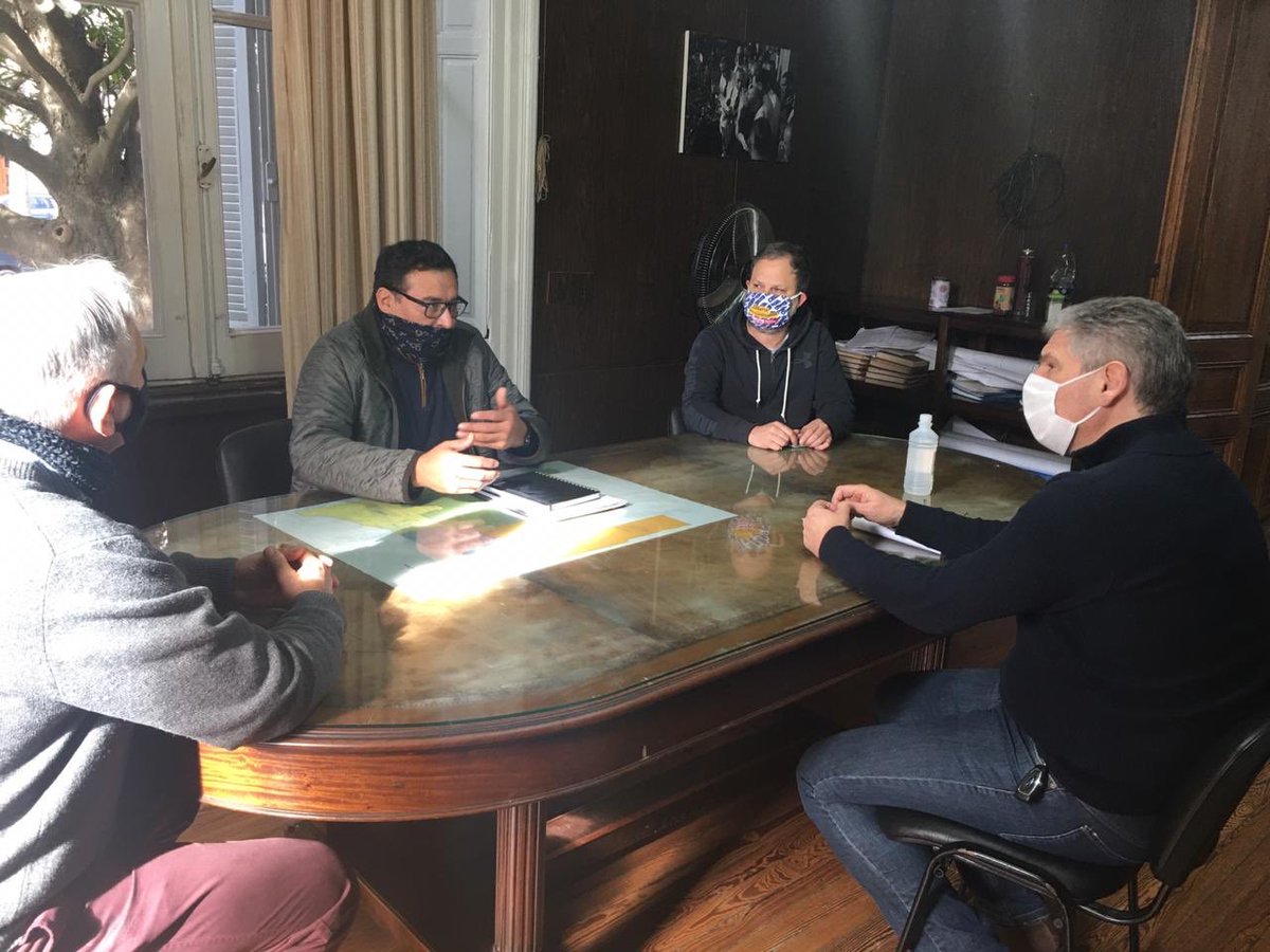 Hoy la Secretaria de Obras y Serv Publicos del Municipio recibió al represntante de la Coop de Agua y Cloacas de Abasto. Asumiendo el compromiso por parte de la Cooperativa de llevar soluciones concretas a los vecinos.