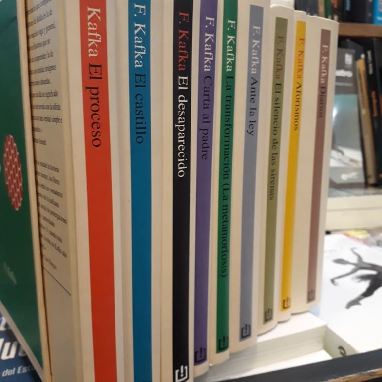 'Un libro debe ser el hacha que rompa el mar helado que hay dentro de nosotros'. 

Un día como hoy, el 3 de julio de 1883, nace  Franz Kafka, autor de obras como #ElProceso, #ElCastillo y #LaTransformación (o #LaMetamorfosis) 

¿Cuál es su libro favorito de gran este autor?