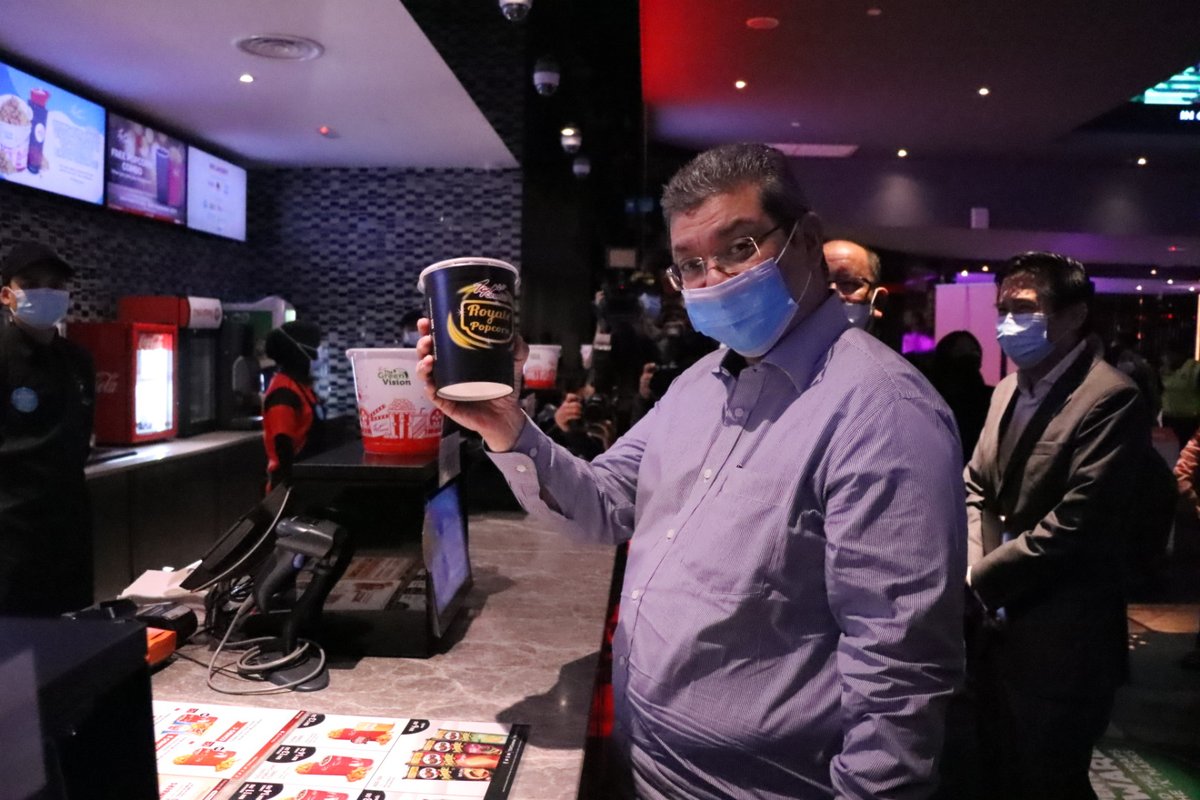 TGVCinemas's tweet photo. Kami berbesar hati menerima kunjungan hormat Menteri Komunikasi &amp; Multimedia, YB Dato' @saifuddinabd, Ketua Pegawai Eksekutif FINAS, En. @Ahmad_Idham dan En. Zakaria Abdul Hamid, Pengerusi FINAS ke TGV Sunway Velocity pada malam ini! 🎉

#TGVCares
#TGVCYouSoon https://t.co/QoWwp33bZE