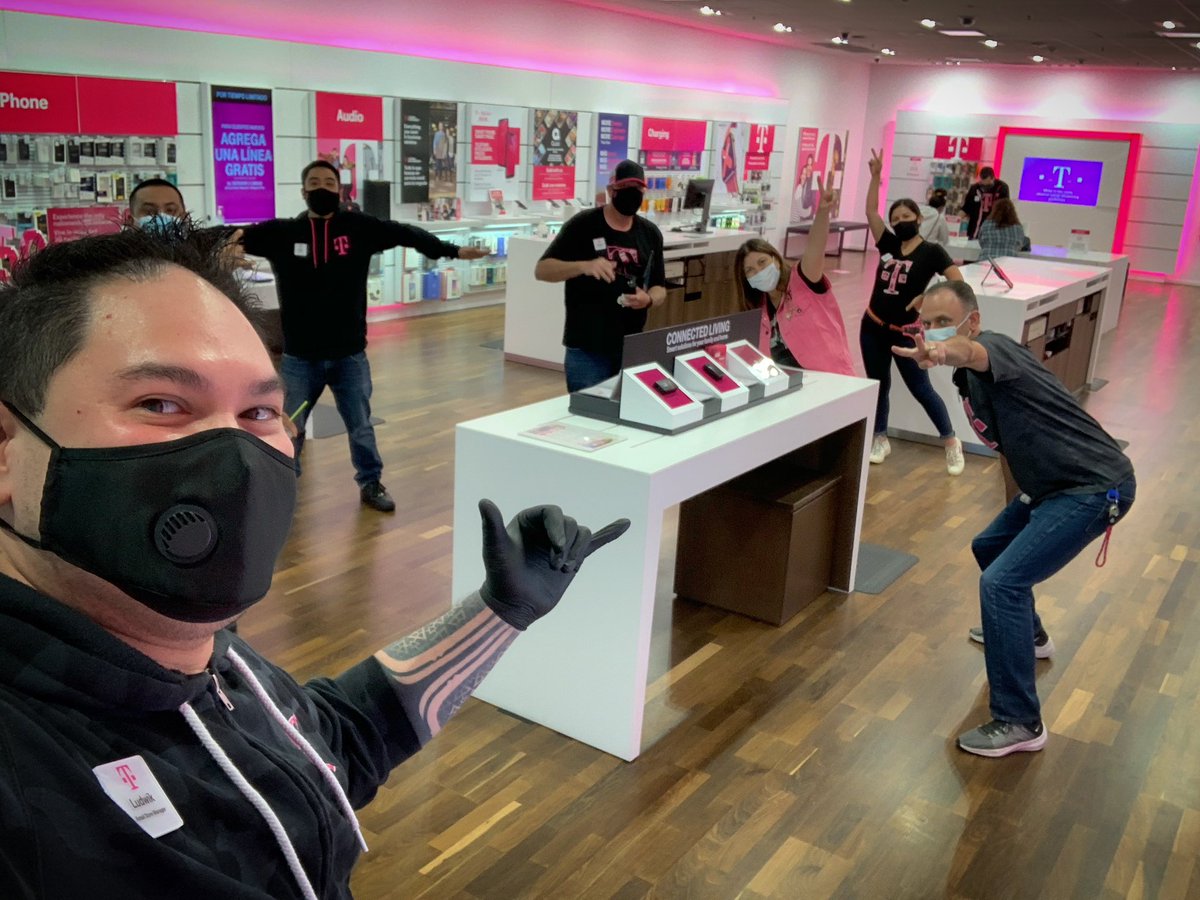 Thank You to the Fearless @ChalomTracy for your Leadership in the #Infinitegame🔥it’s never a goodbye when you have a MAGENTA MENTOR for LIFE 🙌🏻 #HowWePlay Integrity #Letsgo #SDSoutheast #Tmobile ⏰ to Supercharge the #Uncarrier @Velez_SE_SD @eddienavarrete