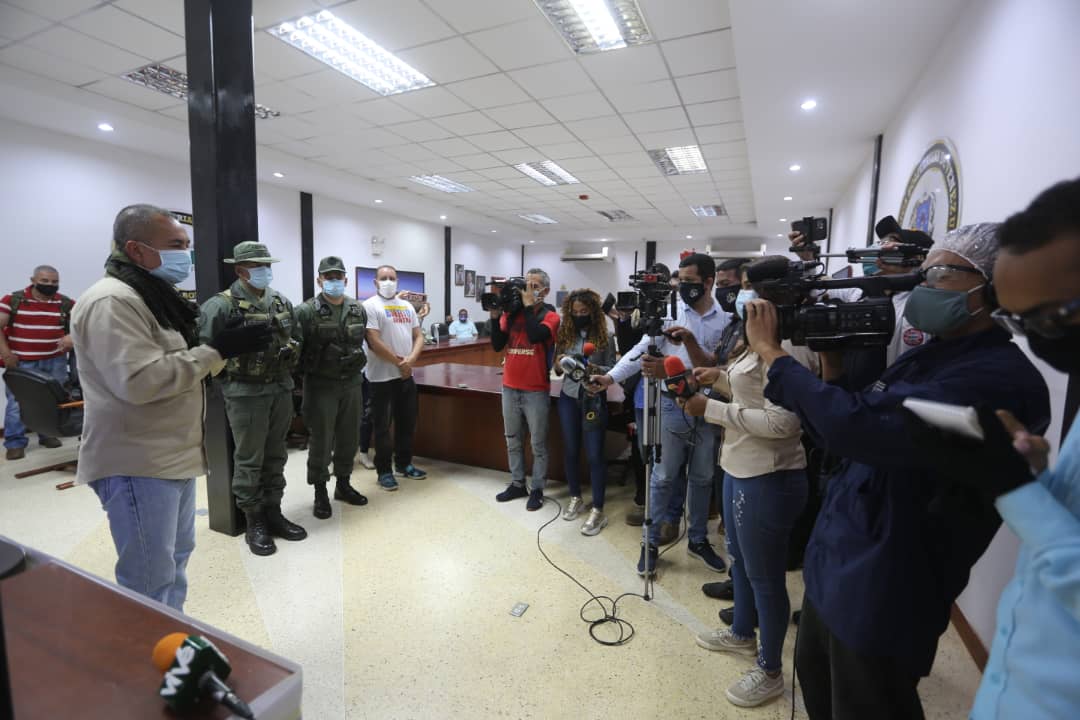 PrensaGoBol_'s tweet photo. #3Julio #EnDesarrollo | @GobJustoNoguera recibe a periodistas de diversos medios en Santa Elena de Uairén y dicta charlas sobre el trabajo que se realiza al recibir a connacionales por la frontera con Brasil.
@NicolasMaduro
@drodriven2 
@dcabellor 
@VTVcanal8 https://t.co/2kI7KYaX4E