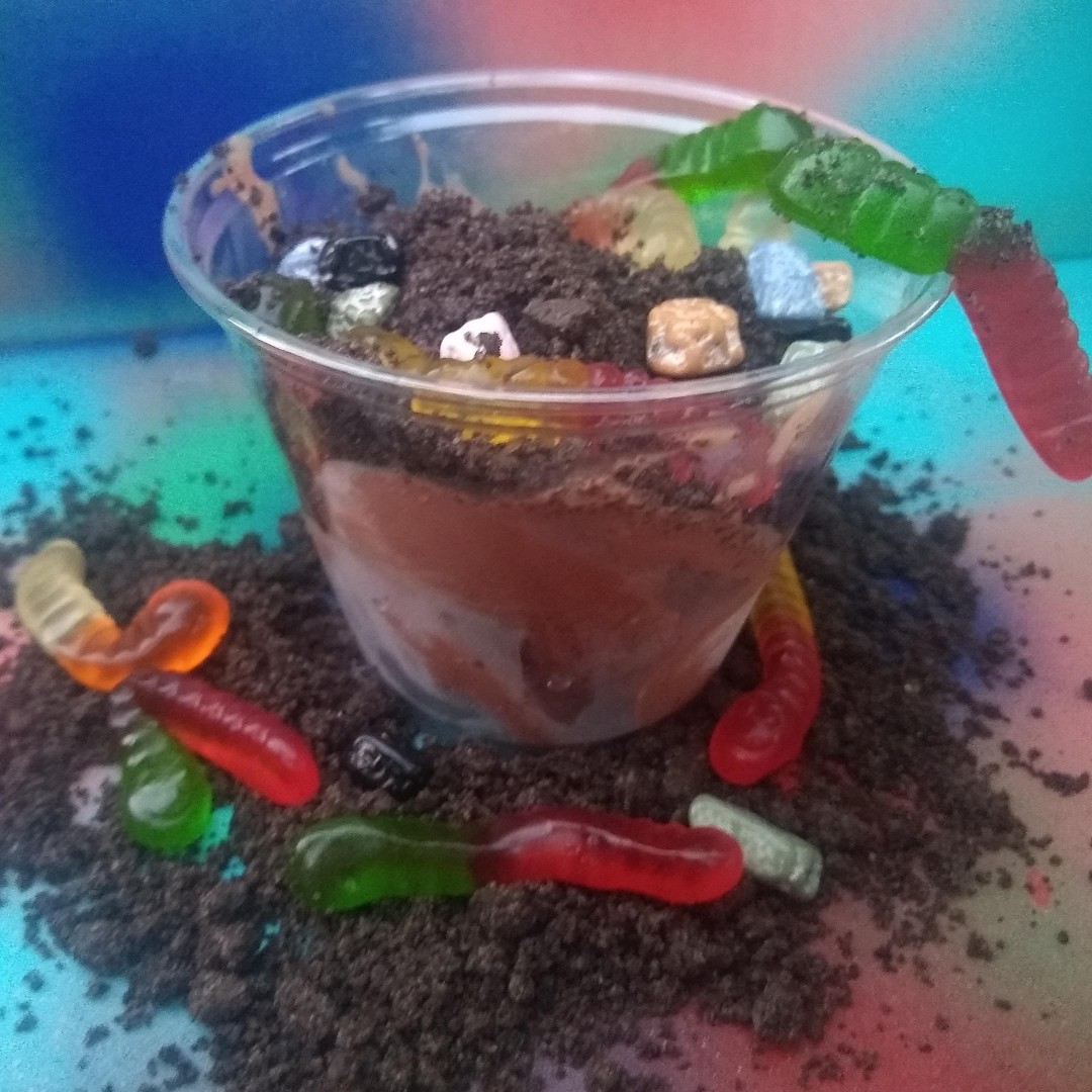 LocalScoopCLT's tweet photo. Can't get to the beach, Build Your Own Beach or Dirt Cup with our pudding ice creams, gummies, chocolates and graham cracker sand or Oreo dirt! Order online https://t.co/LqApHKGwrG
#LocalScoopCLT #Summer #MomandPopShop https://t.co/yPQHq8RSGm