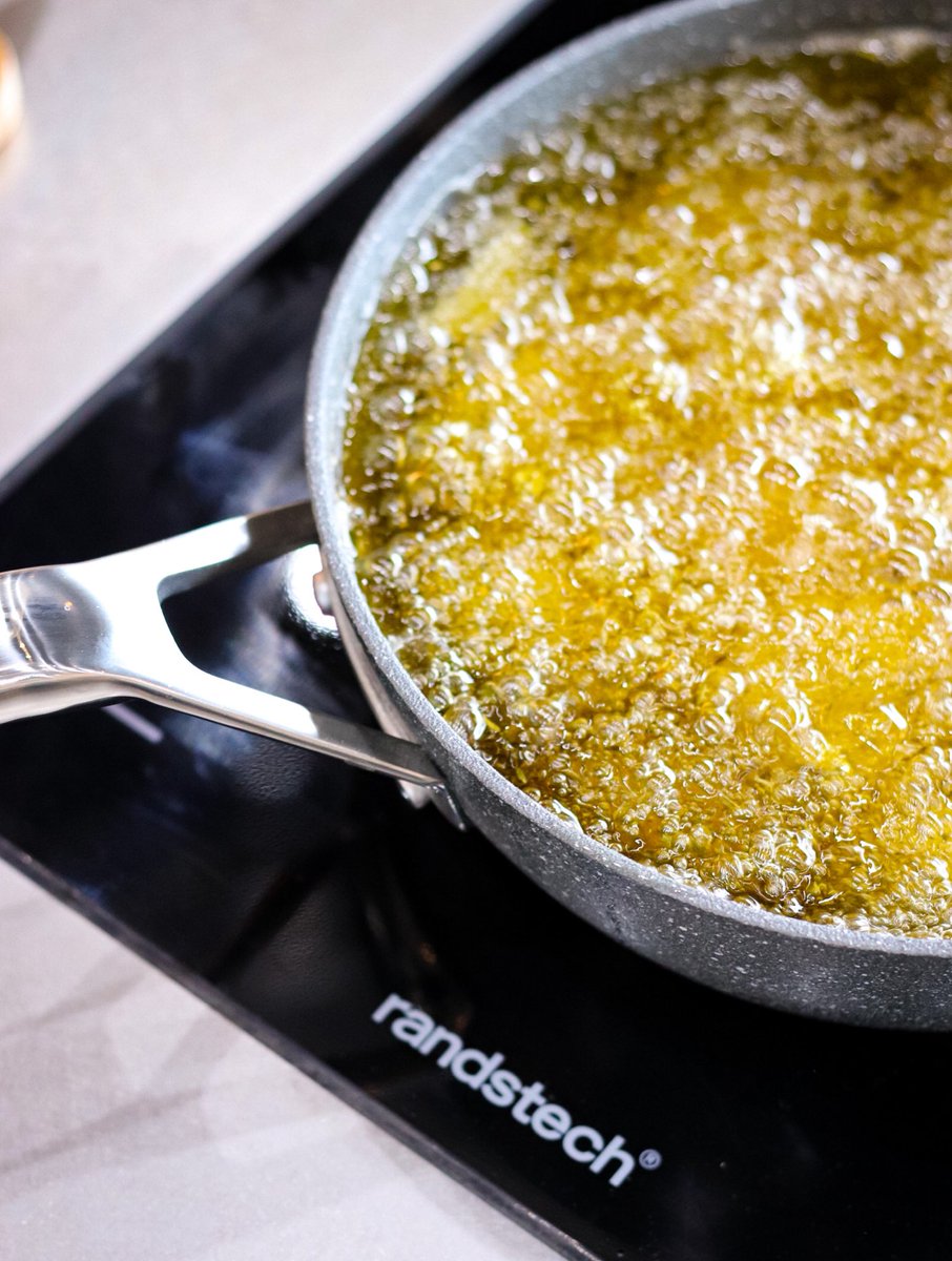 CollVerdFoie's tweet photo. El greix d'ànec, un gran desconegut per molts. Però amb un grapat d'utilitats gastronòmiques, versàtil i apte per totes les tècniques culinàries. La seva resistència tèrmica el fa ideal per confitar, fregir i saboritzar les teves receptes. #CollverdLab https://t.co/Yjg6RocNsQ
