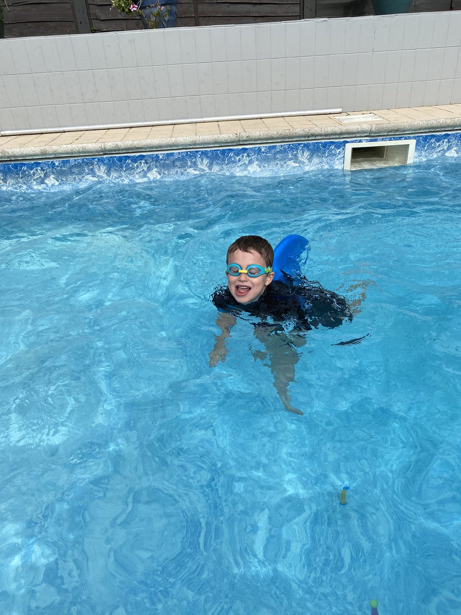 briggs_stef's tweet photo. Harry loved his zoom chat with you and FS/H this morning @MissHughes_FSH He’s now at Nanny’s house in her pool 🥰 https://t.co/G6wDehAAJA