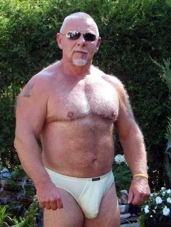 dadfkr's tweet photo. Anyone into older musclemen? 💪💪👴
#musclemen #muscledaddy #abs #daddy #silverdaddy https://t.co/Zs60rK0COH