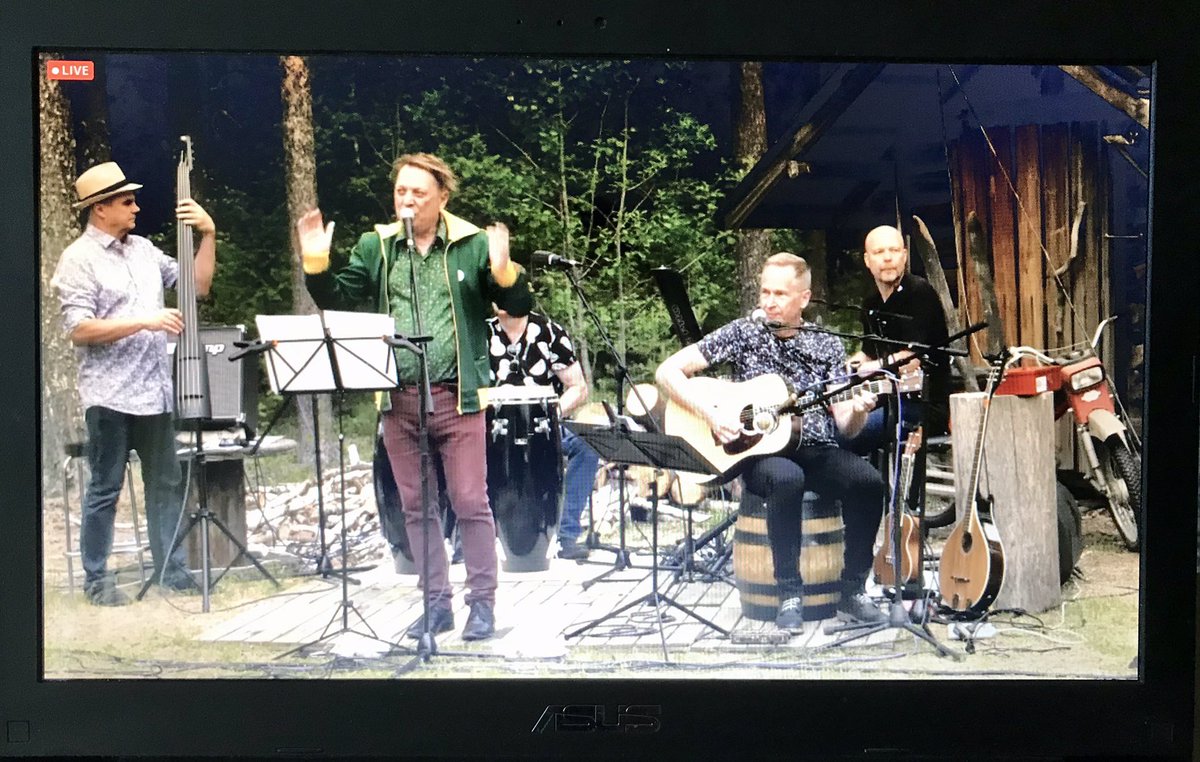 Onnistus's tweet photo. Tästä alkaa viikonloppu: Hulttiot grillaa! @miljoonasade livestream (https://t.co/jfbWV7rV1J) https://t.co/JzXziHAFZn