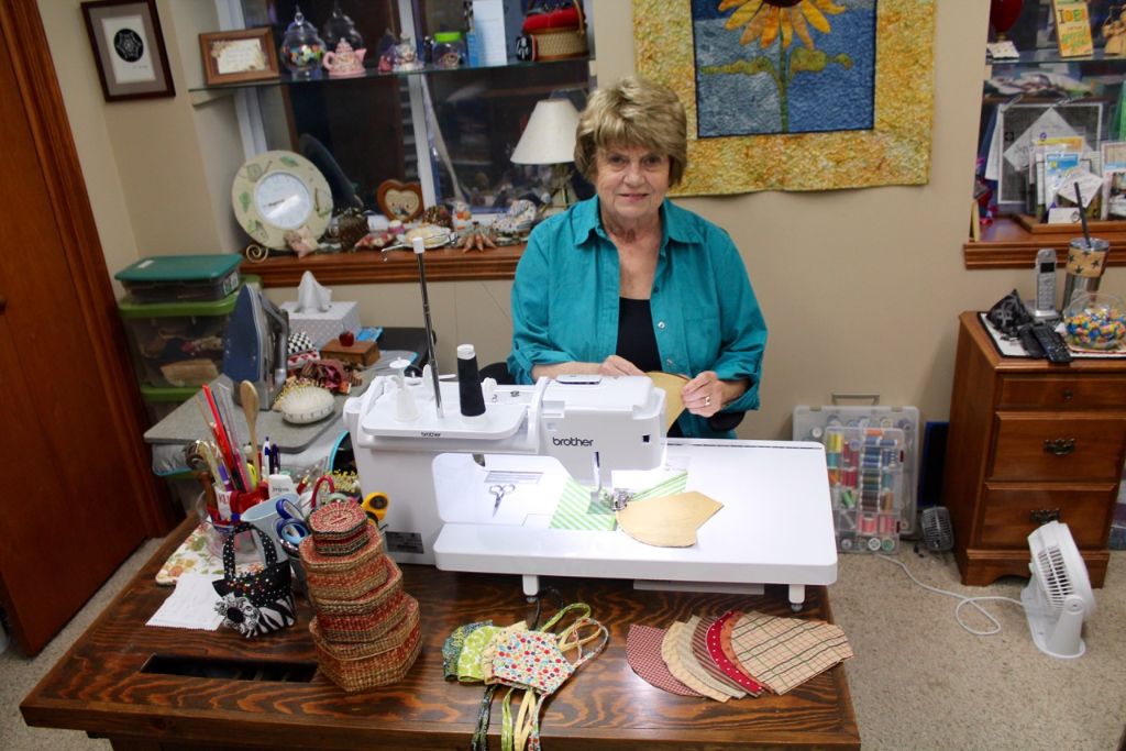 DerbyCF's tweet image. Local quilters have kept busy during the pandemic with making masks. Claudia Peebler has been churning out masks at no cost for family, friends &amp;amp; others. She has made 300+ masks, including for the staff of USD 260 Food Service &amp;amp; Holy Family Medical Clinic.  #AdAstraStrong #BCBSKS