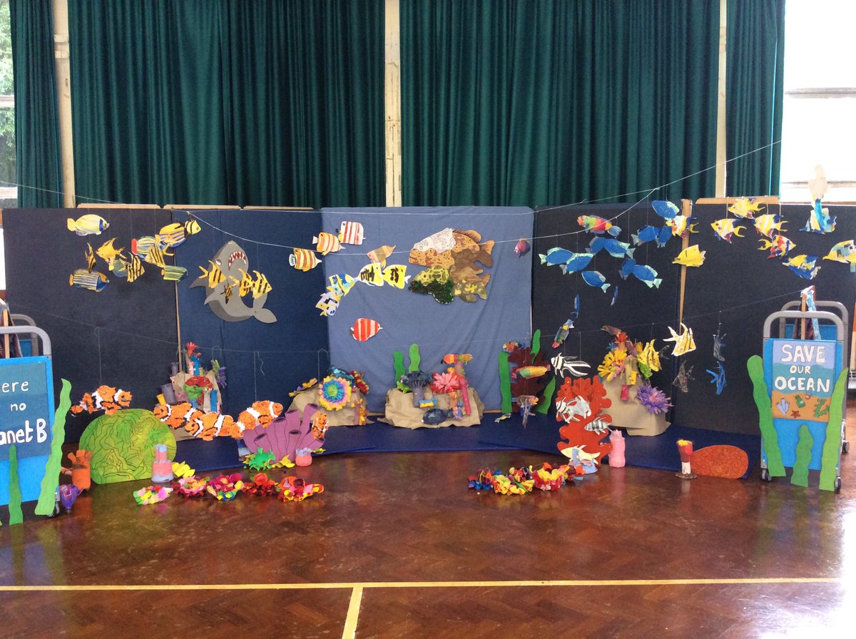 wideycotehele's tweet photo. Posing with the final, whole school, underwater diorama. It looked fantastic! Well done Widey! 👍🏻👌🏻🌊🐠🐟 #oceancurriculum @NMAPlymouth @OceanCTrust https://t.co/0FKi6KiYQt