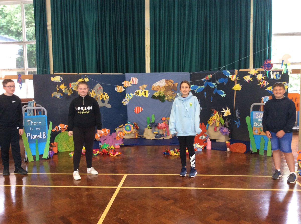 wideycotehele's tweet photo. Posing with the final, whole school, underwater diorama. It looked fantastic! Well done Widey! 👍🏻👌🏻🌊🐠🐟 #oceancurriculum @NMAPlymouth @OceanCTrust https://t.co/0FKi6KiYQt