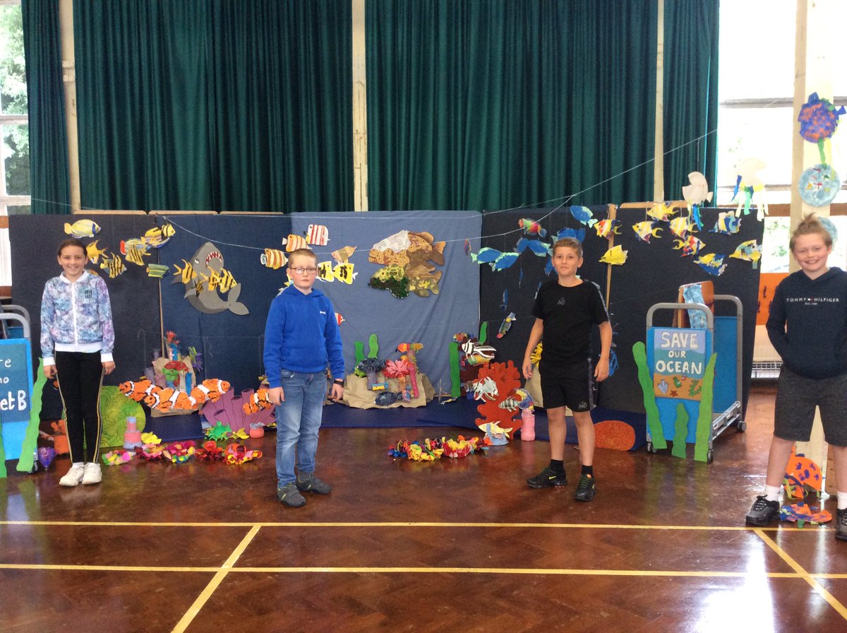 wideycotehele's tweet photo. Posing with the final, whole school, underwater diorama. It looked fantastic! Well done Widey! 👍🏻👌🏻🌊🐠🐟 #oceancurriculum @NMAPlymouth @OceanCTrust https://t.co/0FKi6KiYQt
