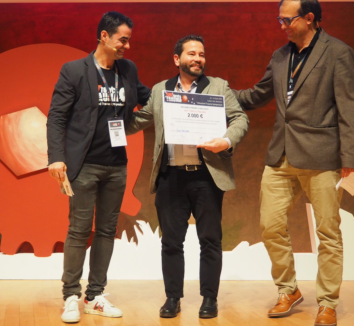 docalinaortega's tweet photo. Enhorabuena a los ganadores del concurso @TraumaHottopics @vicenteguime Juan Boluda en ésta mítica 📸 con los directores @drsalvadorcot y @algebrista12 

📽️Videos ganadores también en @videosdmedicina 

#AndTheOscarGoesTo #VideoTop #mesetón #humerazo https://t.co/WkUVXvEayc
