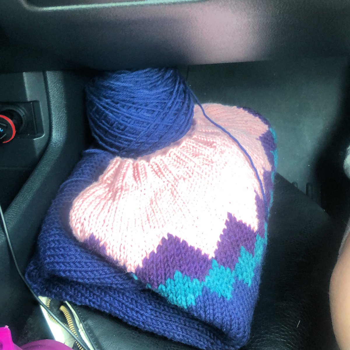 FleeceEwe's tweet photo. Car ride knitting. https://t.co/fipVchxomD