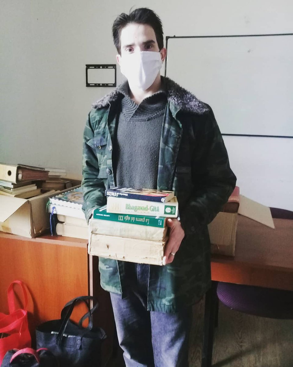 CasadeVeinte's tweet image. Recibimos la visita de Brian Colman, estudiante de Historia en la UNMDP. 
Hace unos días se comunico con nosotros, buscaba material de Historia Universal y Argentina para una investigación. 
Hoy retiro una selección que hicimos para el. 

#SomosCasade20 
#LibrosPerdidosMDP