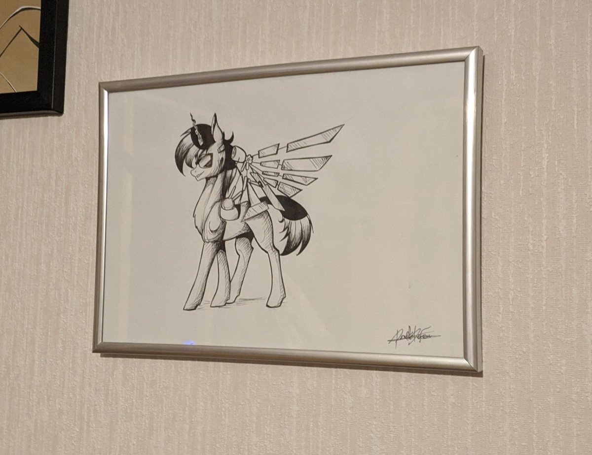 Axolotroll's tweet photo. @PonetteDeFeu Je m'attendais pas à te croiser chez OPB, mais un plaisir ! Voici la photo souvenir, merci encore de me l'avoir fait : dommage qu'il n'y ait jamais eu de Suisse Pony Con 3, j'en aurais bien acheté d'autres ! https://t.co/NE9UKTXuw5