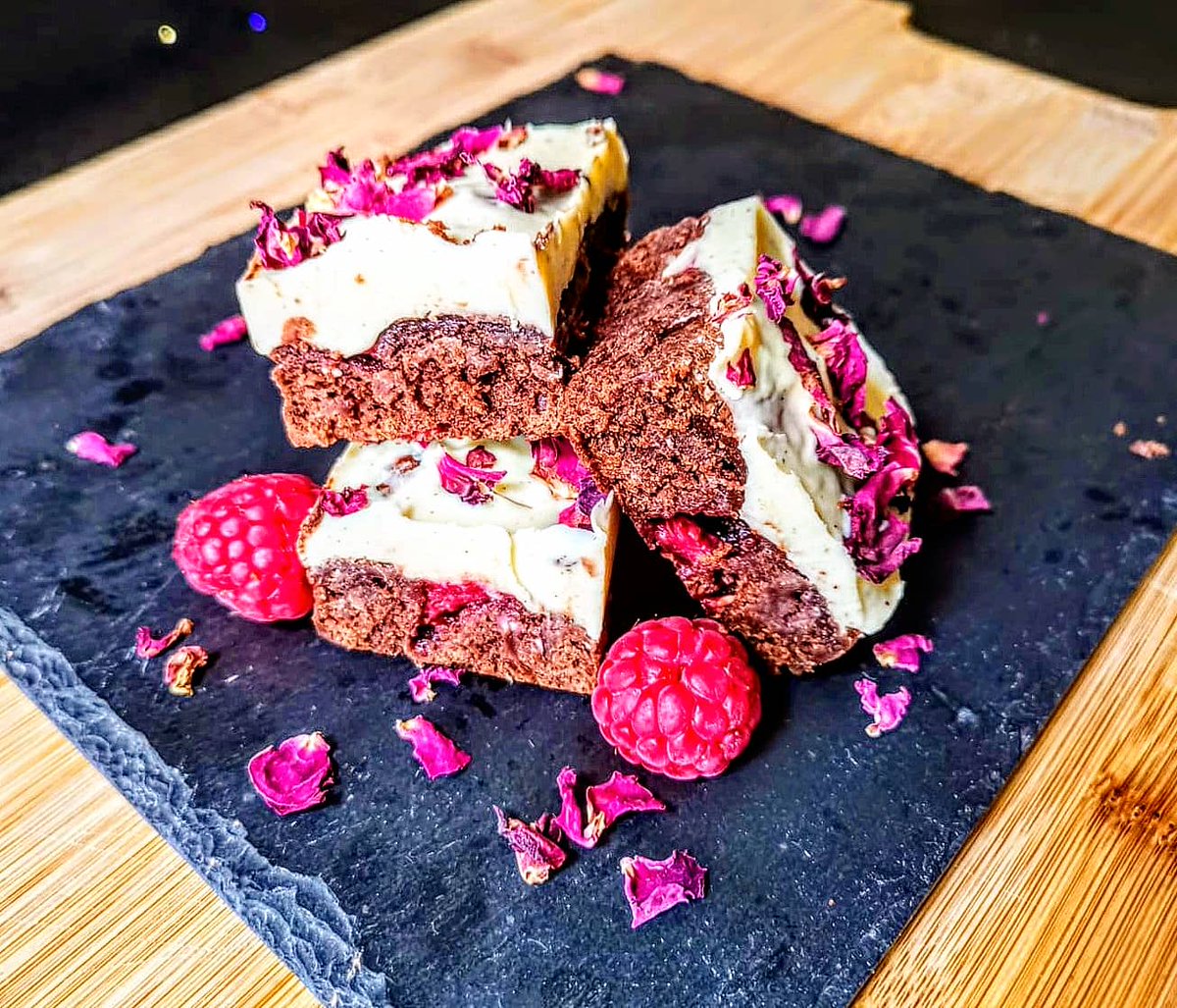 BakehouseBrum's tweet photo. 🌹ROSE 🌹 • RASPBERRY • WHITE CHOCOLATE - Ever wondered what heaven might taste like? These mouth-watering brownies include milk chocolate chunks and juicy, fresh raspberries. They are topped with organic white chocolate pieces and refreshing edible rose. 💖🌹  #Birmingham https://t.co/WA3t9Yadv0