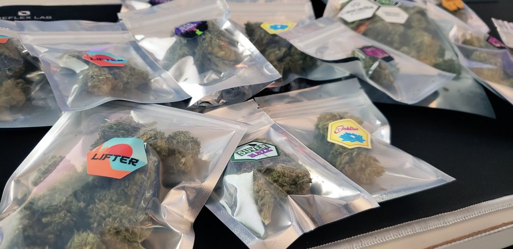 Huge shout out to <a href="/cascadiablooms/">Cascadia Blooms</a> for sending me all this to try. 

I'm so excited! My anxiety thanks you immensely.

💙💙💙