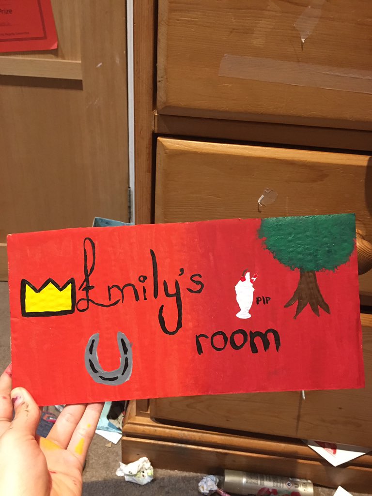 noemnocrime's tweet image. I’m making a new sign for my bedroom door and I added a milkshake as a lil hint to Pretty in Pink to make myself giggle but now #teamtree are angry at me 🥺
