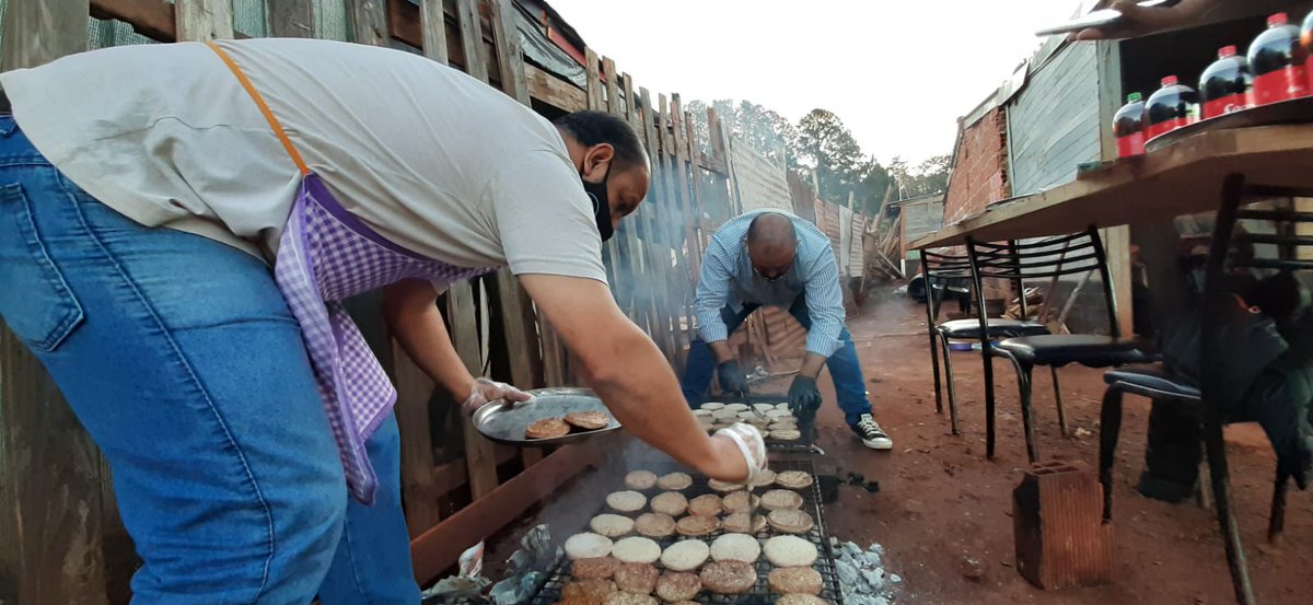 maritoxalcaraz's tweet photo. #juntos con @OmarOlmedo13 salieron 🍔hamburguesas de #Mimen y el pan de #Posceres que ya disfrutan los vecinos del barrio Sol de Misiones. https://t.co/A2lFVeizjH