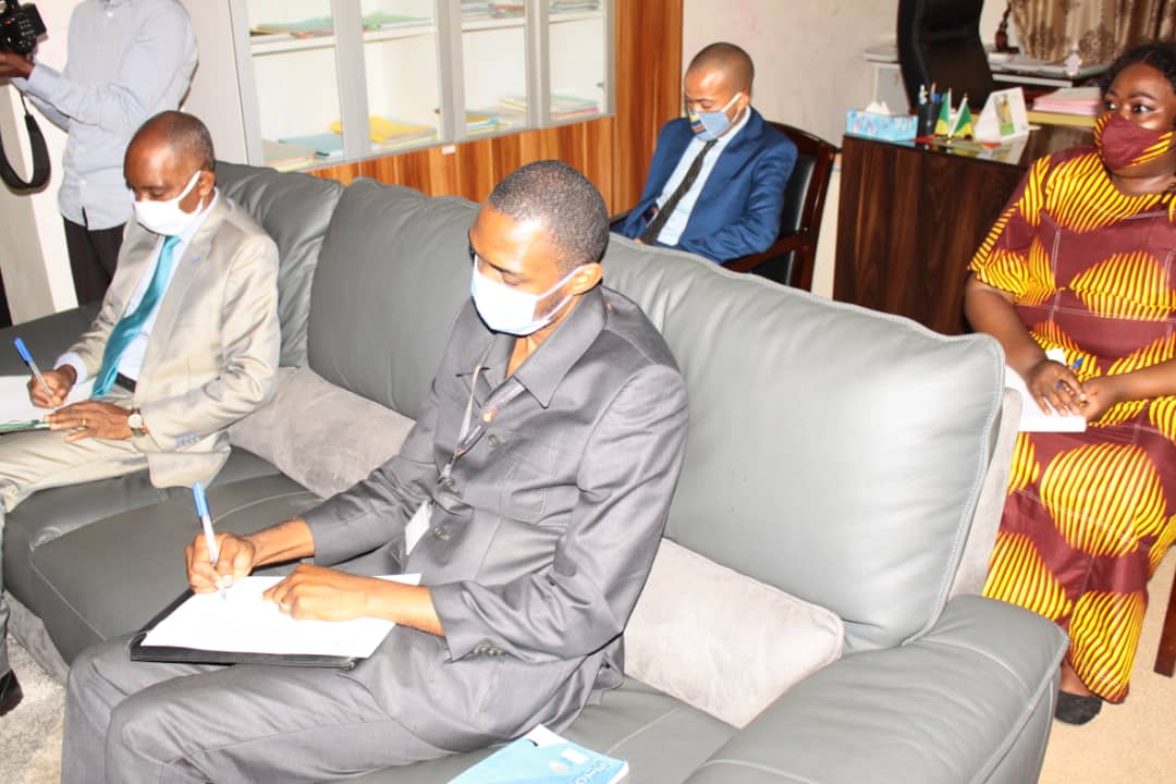 DoukagaDestine1's tweet photo. #Congo: La grande session de formation en prélude des leaders  des associations de jeunesse dans de la lutte contre le coronavirus a reuni la #MJEC et l'@CongoUnfpa pour répondre à l'appel de solidarité lancé par le #PR SEM @SassouCG.
L'@CongoUnfpa est un partenaire sûr.
#MJEC. https://t.co/tfa0gZSNjx
