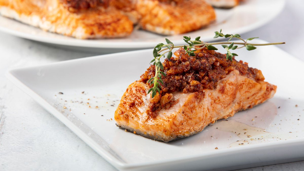 marianinut's tweet photo. Baked or pan fried, salmon topped with Maple Glazed #Walnuts is delicious! #marianinut #cawalnuts https://t.co/YJwIarjrWY