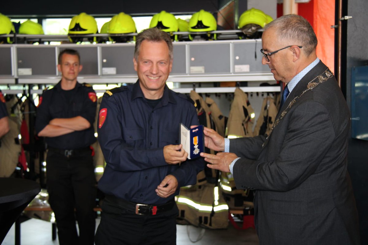 BarendrechtnuNL's tweet photo. Ingezonden: Barendrechter George Wagner ontving afgelopen woensdag een Koninklijke onderscheiding van de Rotterdamse burgemeester voor zijn werk als vrijwillig brandweerman in Rotterdam-Zuid (en als inval in Barendrecht). Hij begon zijn werkzaamheden 30 jaar geleden als 18 jarige https://t.co/zPHoPjMqm8