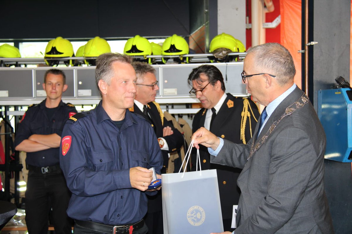 Ingezonden: Barendrechter George Wagner ontving afgelopen woensdag een Koninklijke onderscheiding van de Rotterdamse burgemeester voor zijn werk als vrijwillig brandweerman in Rotterdam-Zuid (en als inval in Barendrecht). Hij begon zijn werkzaamheden 30 jaar geleden als 18 jarige