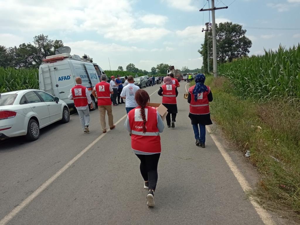 genckizilay's tweet photo. Sakarya’da bir fabrikada gerçekleşen patlama sonrası gönüllülerimiz vatandaşlarımıza ve görevlilere destek çalışmalarına başladılar. https://t.co/biCCHMVa3f