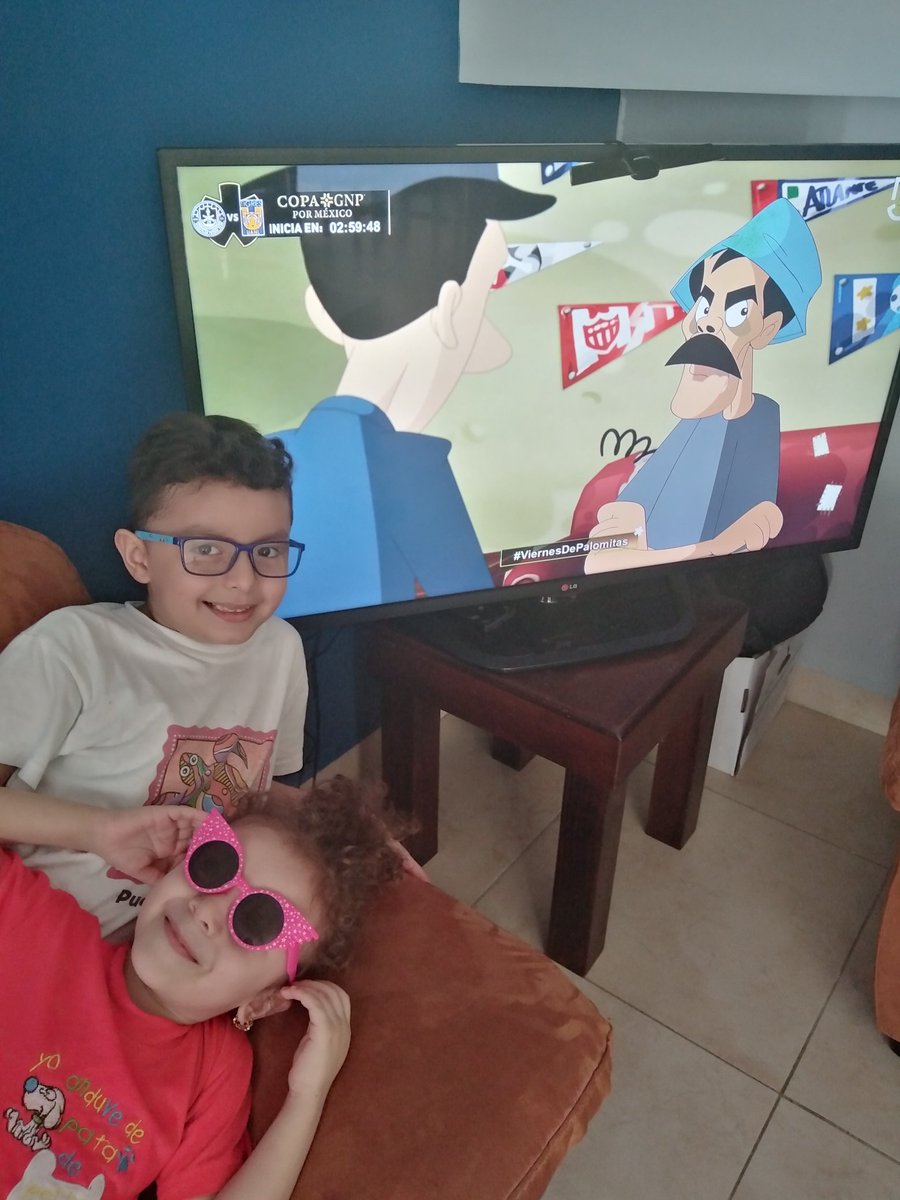 INVERFUT's tweet photo. #ViernesDePalomitas viendo al chavo @MiCanal5 https://t.co/qsBdomlmpg
