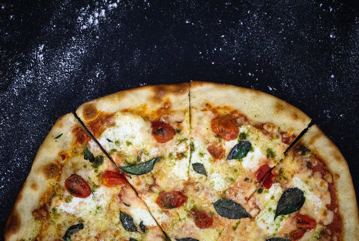 modena_pizza's tweet photo. ¡Llegó el viernes! Consiéntete con nuestras deliciosas pizzas hechas con mucho amor en Módena.

Recuerda que ya estamos abiertos o puedes pedirlas para saborearlas en casa.

📱Rappi, DiDiFood o pick up. 
📍Colima 65, Roma Norte.
📞 Pedidos: 555925 7802 https://t.co/9jyiFBE1Mq