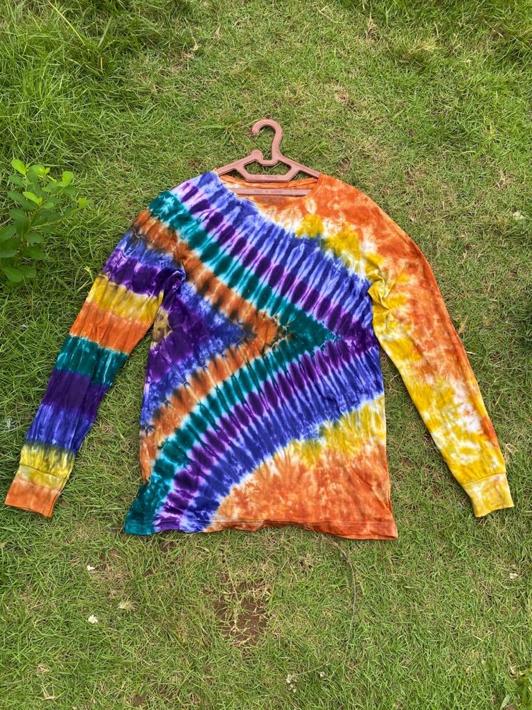 semiat_k's tweet photo. @akeula_trendy I sell tie dyed T-shirt for just 2k5 Nd long sleeve for 4k Nd u can pick ur designs too. https://t.co/g9W1YgeNne