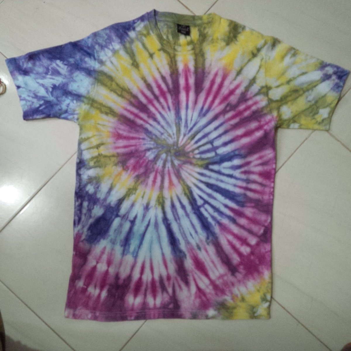 semiat_k's tweet photo. @akeula_trendy I sell tie dyed T-shirt for just 2k5 Nd long sleeve for 4k Nd u can pick ur designs too. https://t.co/g9W1YgeNne