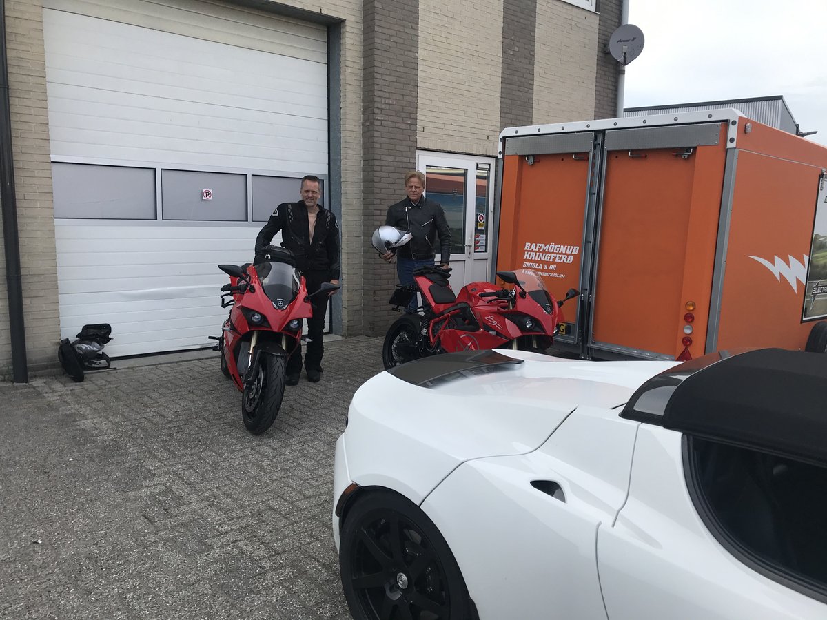 E_Motorcycles's tweet photo. Rosso Corsa is vandaag dΓ© kleur. Twee keer @EnergicaMotor Ego+. Veel plezier van jullie nieuwe motoren! #tryelectric https://t.co/a5Pn4zsaP5