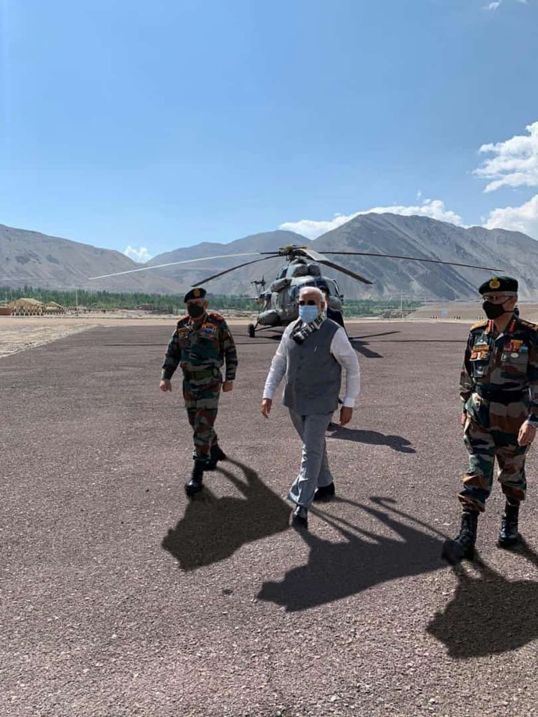 KhatriDashang's tweet photo. लगता है- तीन शेर चल रहे हैं।
विश्वास ना हो तो फोटो को उल्टा करके देख लो।👌🏽👌🏽 #JayHind #BharatMataKiJai #jayjawan #IndianArmy https://t.co/UAV0o3fOZy