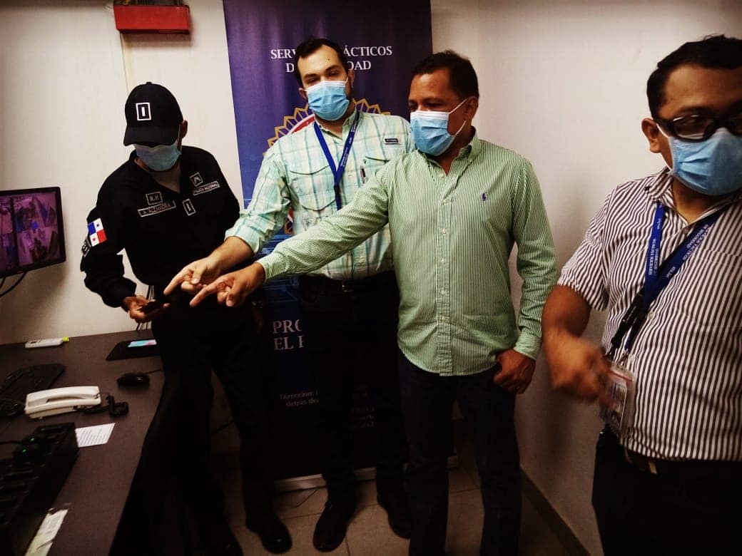 jcdepueblonuevo's tweet photo. Hoy se implementa la fase 3 del servicio de seguridad ciudadana, que consiste en cámaras corporales que serán portadas por las unidades de policías que rondan en nuestras calles y avenidas, vigiladas por el Centro de Monitoreo Urbano C2 de Pueblo Nuevo.
#PorLaSeguridaddeTodos https://t.co/lzKAuw4jKM