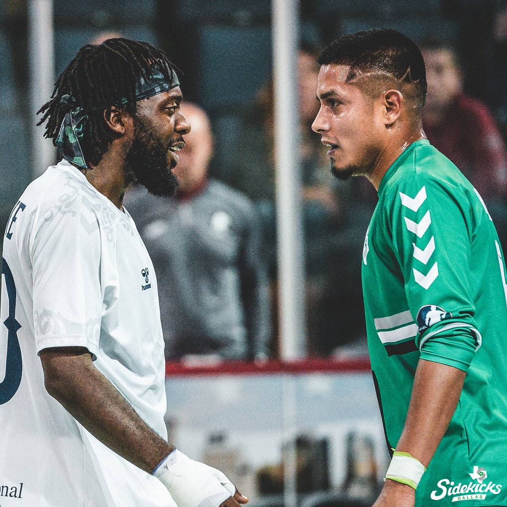 gosidekicks's tweet photo. We were going through our old photos and we came across this great photo of a fan asking Josh Hernandez for his autograph!! 😁

#FanFriday | #FlashbackFriday https://t.co/QJSCWoAvJW