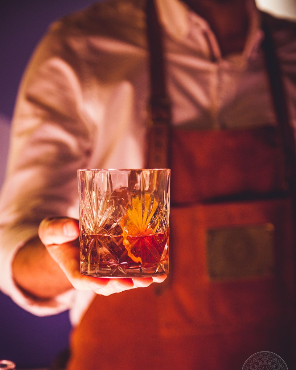 🇬🇧Cheers to the weekend with our perfect serve Palma Negroni 👌
25ml Palma Ginebra
25ml Campari
25ml Sweet vermouth
Add all ingredients one by one into a mixing glass, stirring continuously over ice until blended. Strain over a large ice cube and garnish with an orange twist