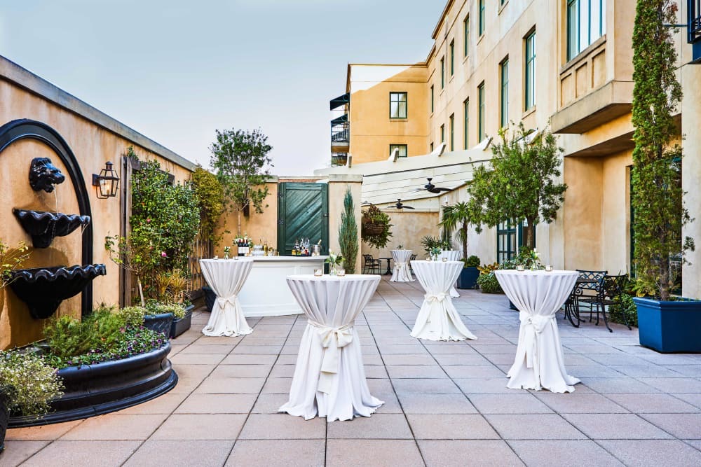 Meeting_Pro's tweet photo. MeetingPro APPROVED!! A hidden gem tucked just off Market Street in downtown #Charleston, The French Quarter Inn is an intimate boutique hotel with a singular calling: to make you feel at home. Regularly ranked among the city’s most luxurious retreats! #frenchquarterinn https://t.co/fEu6kUqzee
