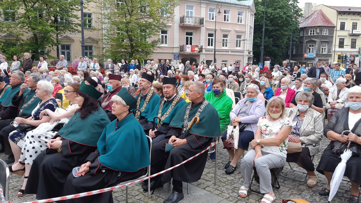NLubelska's tweet photo. Maryjne uroczystości w katedrze @ArchLubelska gromadzą 3 lipca rzesze pielgrzymów. O 19.00 Msza św. z homilią nowego biskupa #AdamBab i procesja różańcowa z racji 71. rocznicy Cudu Łez. https://t.co/hzcz6Y8tLz
