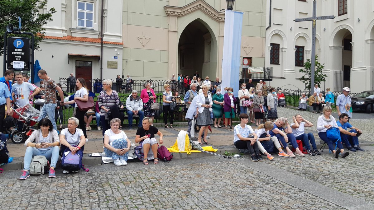 NLubelska's tweet photo. Maryjne uroczystości w katedrze @ArchLubelska gromadzą 3 lipca rzesze pielgrzymów. O 19.00 Msza św. z homilią nowego biskupa #AdamBab i procesja różańcowa z racji 71. rocznicy Cudu Łez. https://t.co/hzcz6Y8tLz