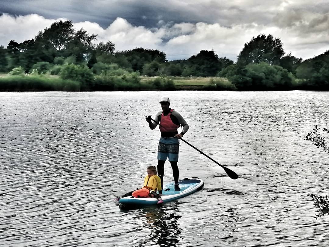 pottyadventures's tweet photo. A lovely way to welcome in the weekend. The skies may have been grey, the wind may have been blustery and we may have had a few showers, but when you're in a cosy wetsuit you don't notice a thing.♥️ #northwales
#flintshire #FridayFeeling
#paddleboarding #sup #getoutside https://t.co/2tKh7Xex5N