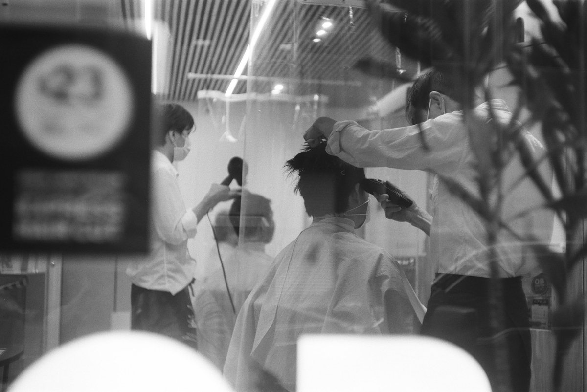 sat_rod's tweet photo. Express Haircut at QB House Tokyo on 43rd Street.

#leicaⅲg #leica50mmsummarit #50mmsummaritf15 #leicafilmcamera #leicaphotography #ilfordhp5 #bnw #bnwphotography #streetphotography #streetportraits #qbhouse #haircut #expresshaircut #e43rdstreet #NYC #NY #NewYork #NewYorkCity https://t.co/pW5NI1mRNY